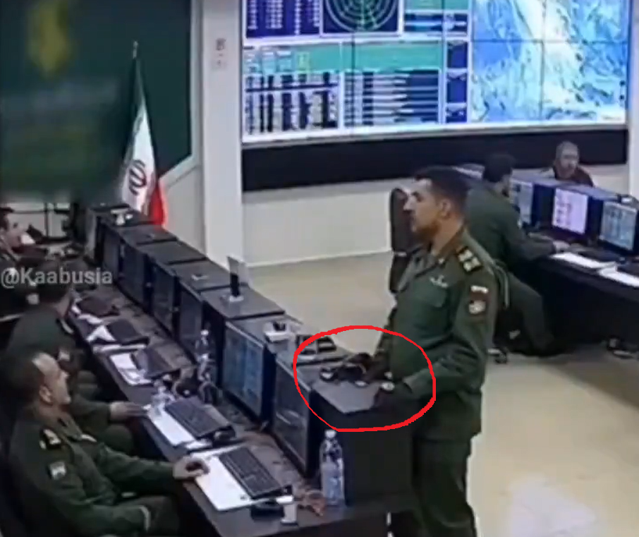 הקצין עם הכפפות באמצע הקיץ