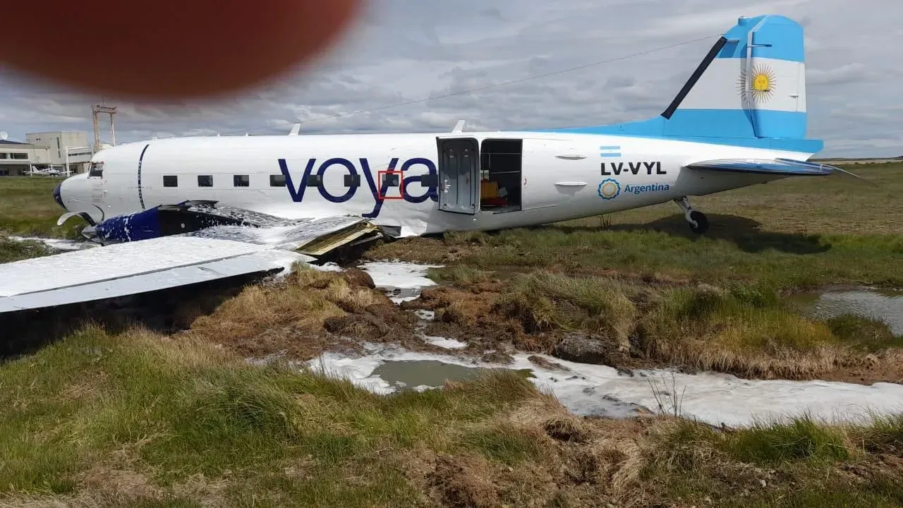 המטוס תקוע על הדשא בצידי המסלול