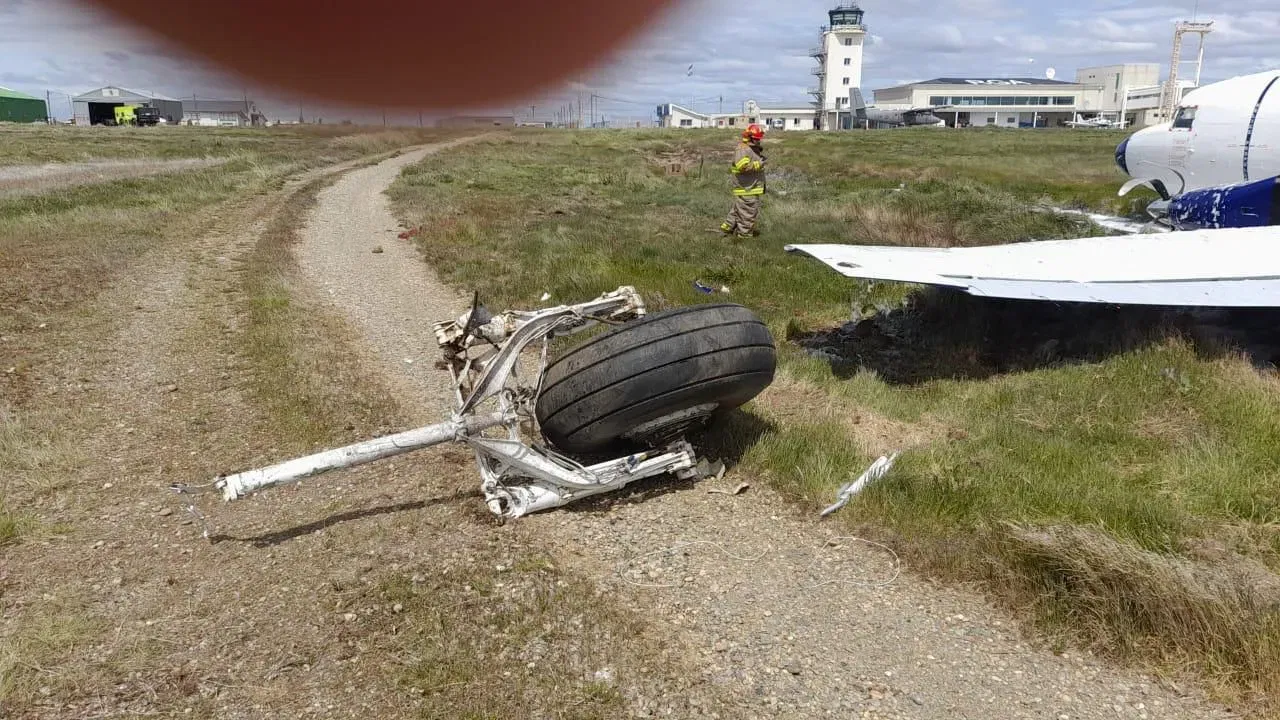 המטוס תקוע על הדשא בצידי המסלול