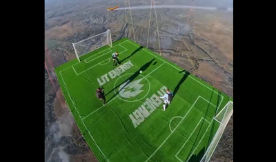 משחק כדורגל שמתנהל בגובה עצום באוויר