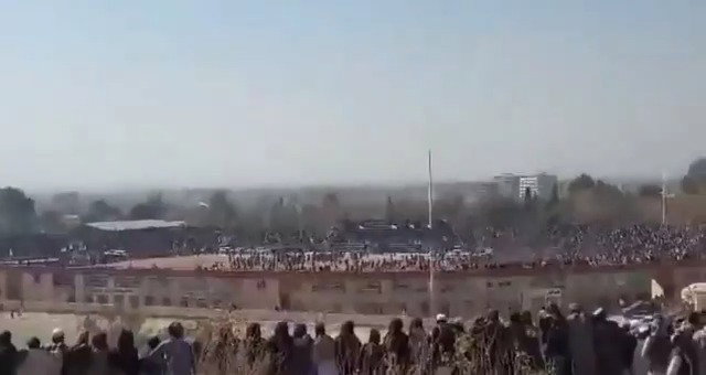 עשרות אלפי בני אדם צופים בהוצאה להורג