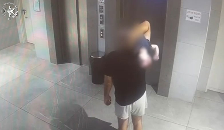 אבא נתפס באלימות קשה נגד ילדיו הקטנים, איבדו את ההכרה | אזהרת צפייה