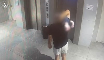 אבא נתפס באלימות קשה נגד ילדיו הקטנים, איבדו את ההכרה | אזהרת צפייה