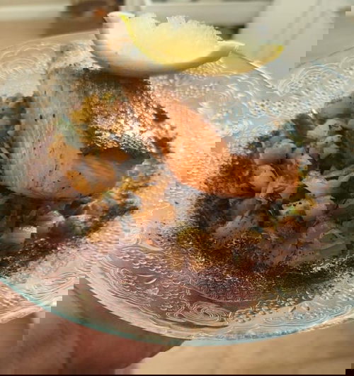 פילה הסלמון על תבשיל ירקות ים-תיכוני