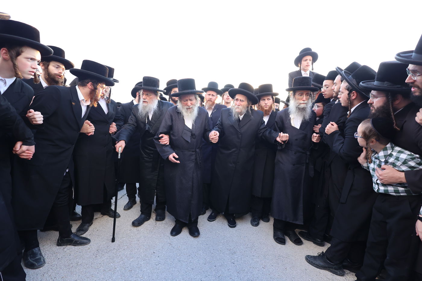 מסע הלויית הגה"צ אב"ד ערלוי ביתר זצ"ל