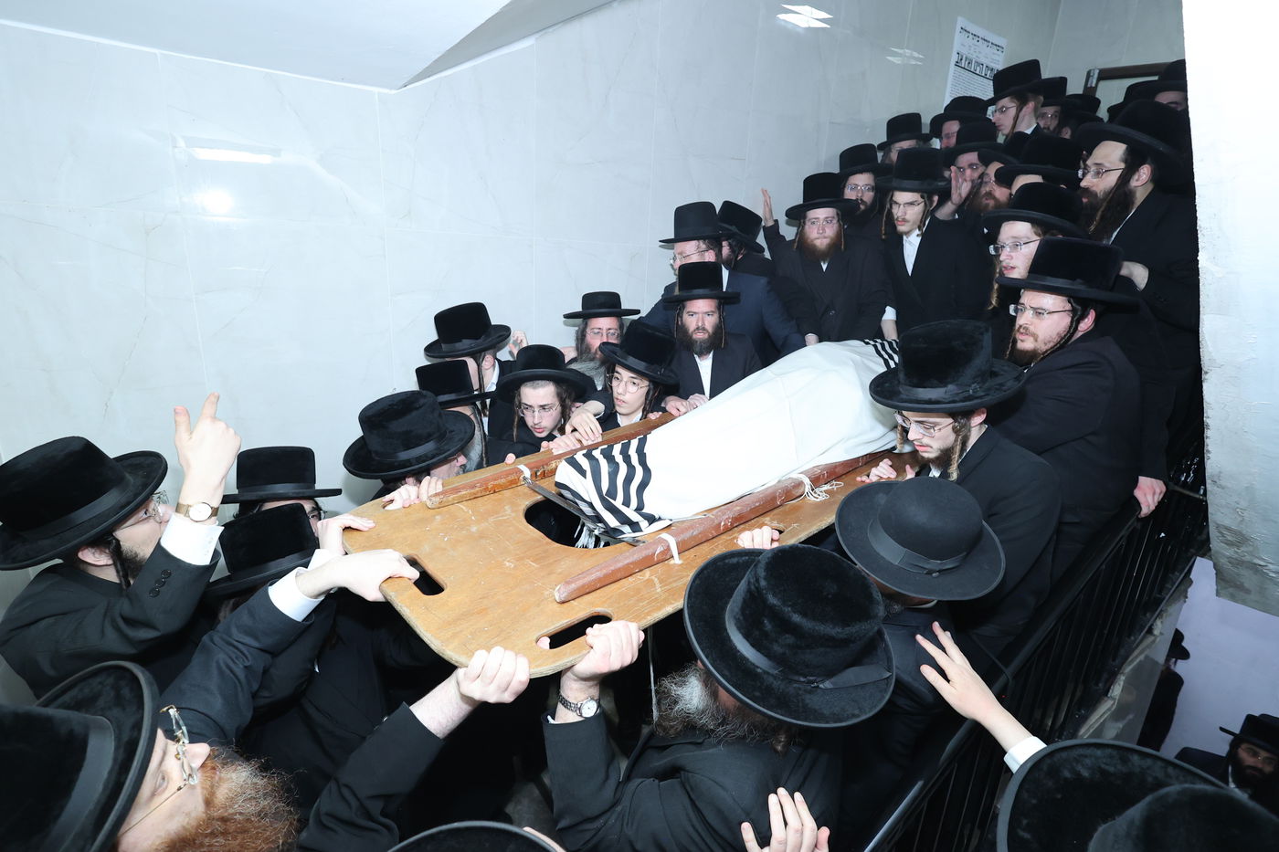 מסע הלויית הגה"צ אב"ד ערלוי ביתר זצ"ל