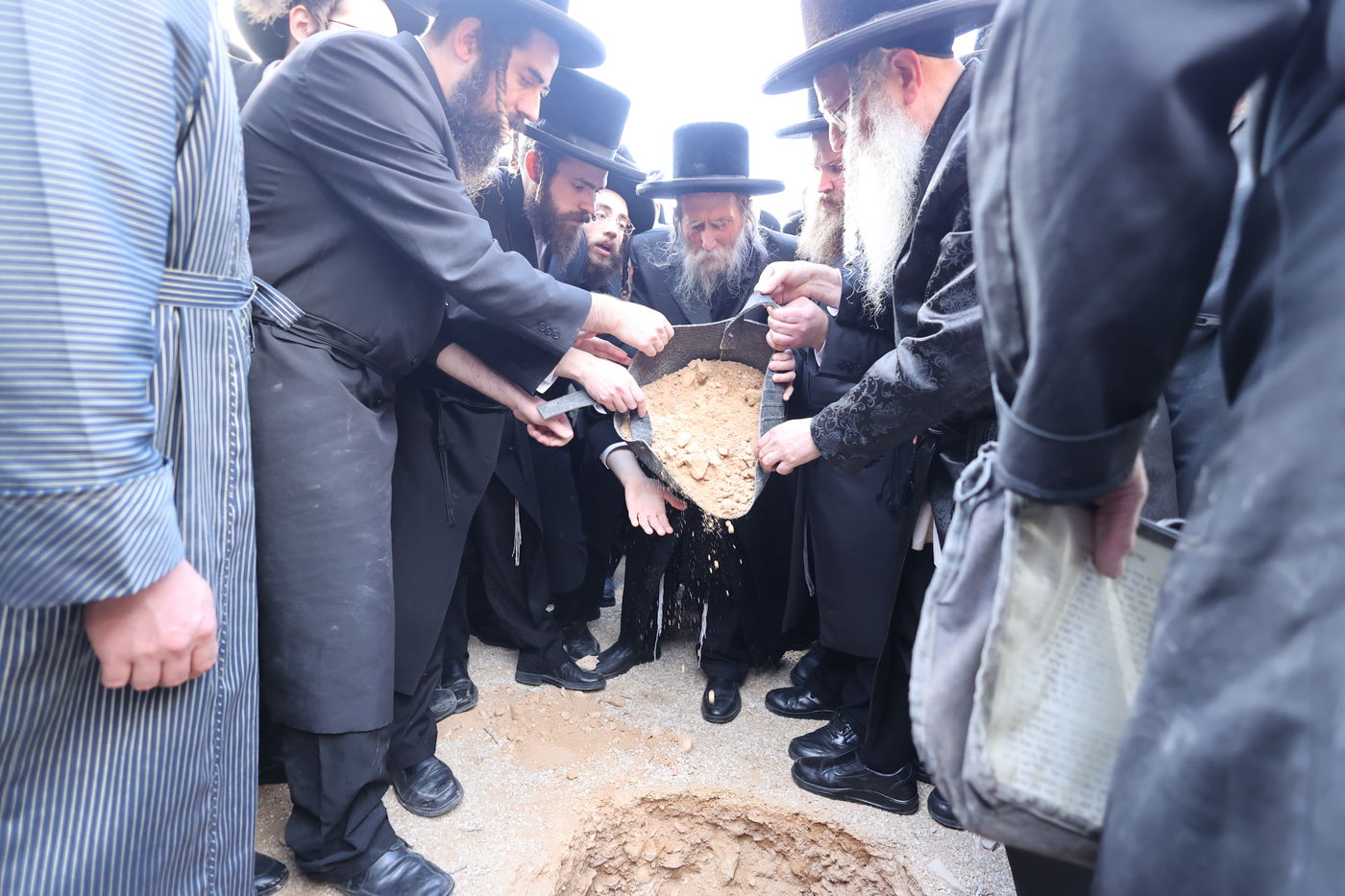 מסע הלויית הגה"צ אב"ד ערלוי ביתר זצ"ל