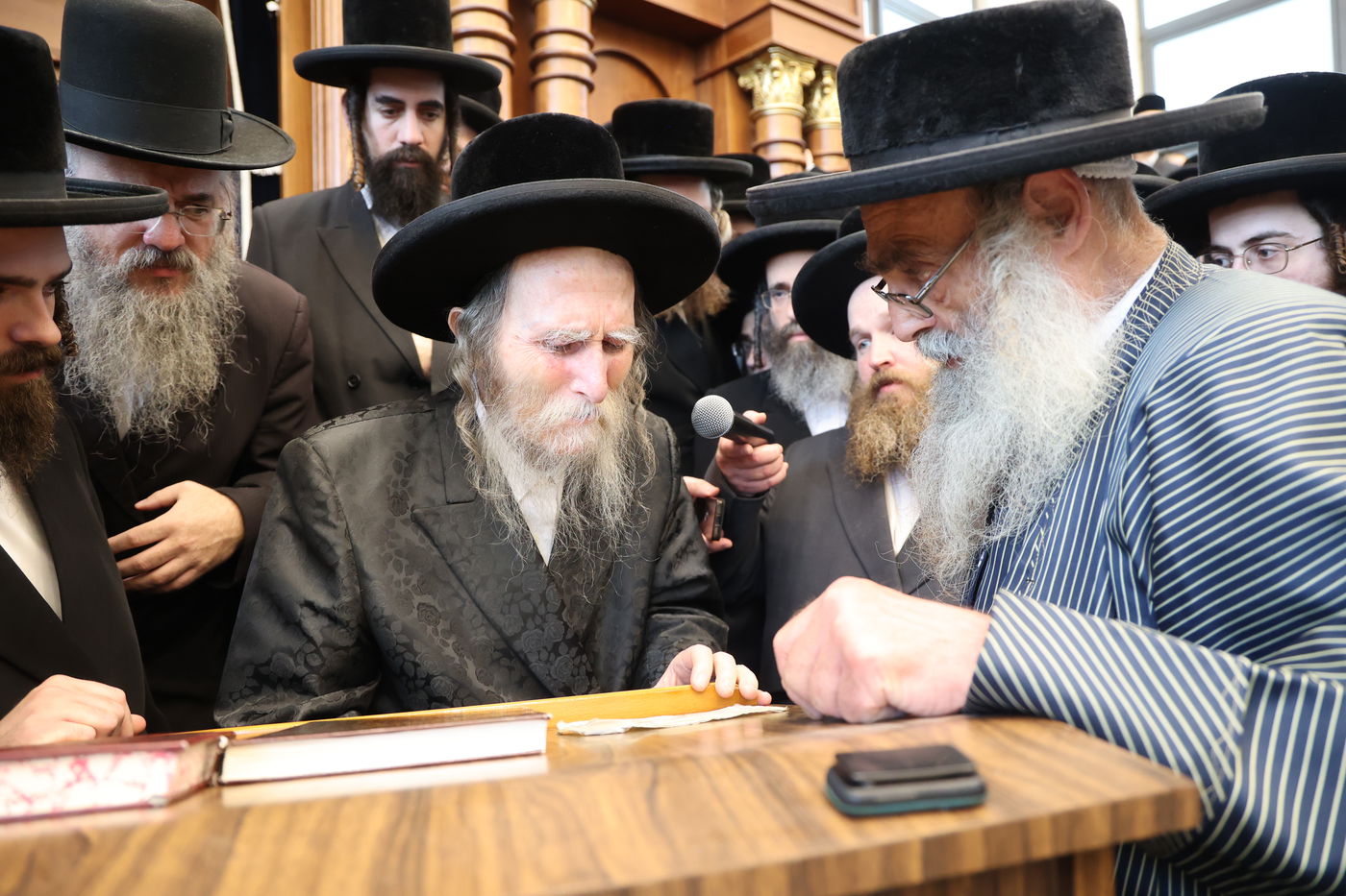 מסע הלויית הגה"צ אב"ד ערלוי ביתר זצ"ל