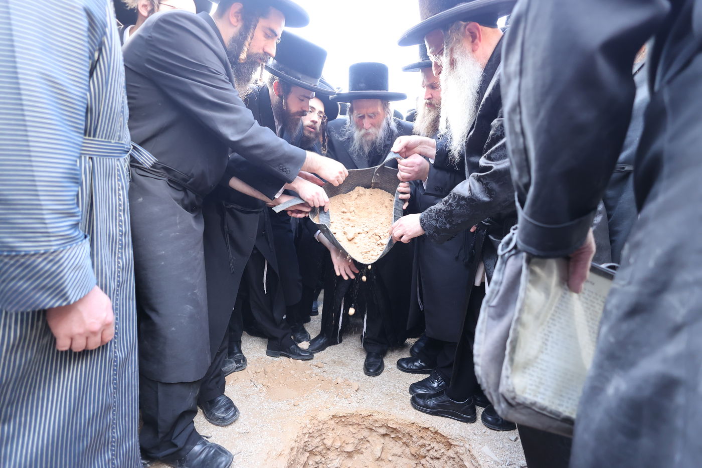 מסע הלויית הגה"צ אב"ד ערלוי ביתר זצ"ל