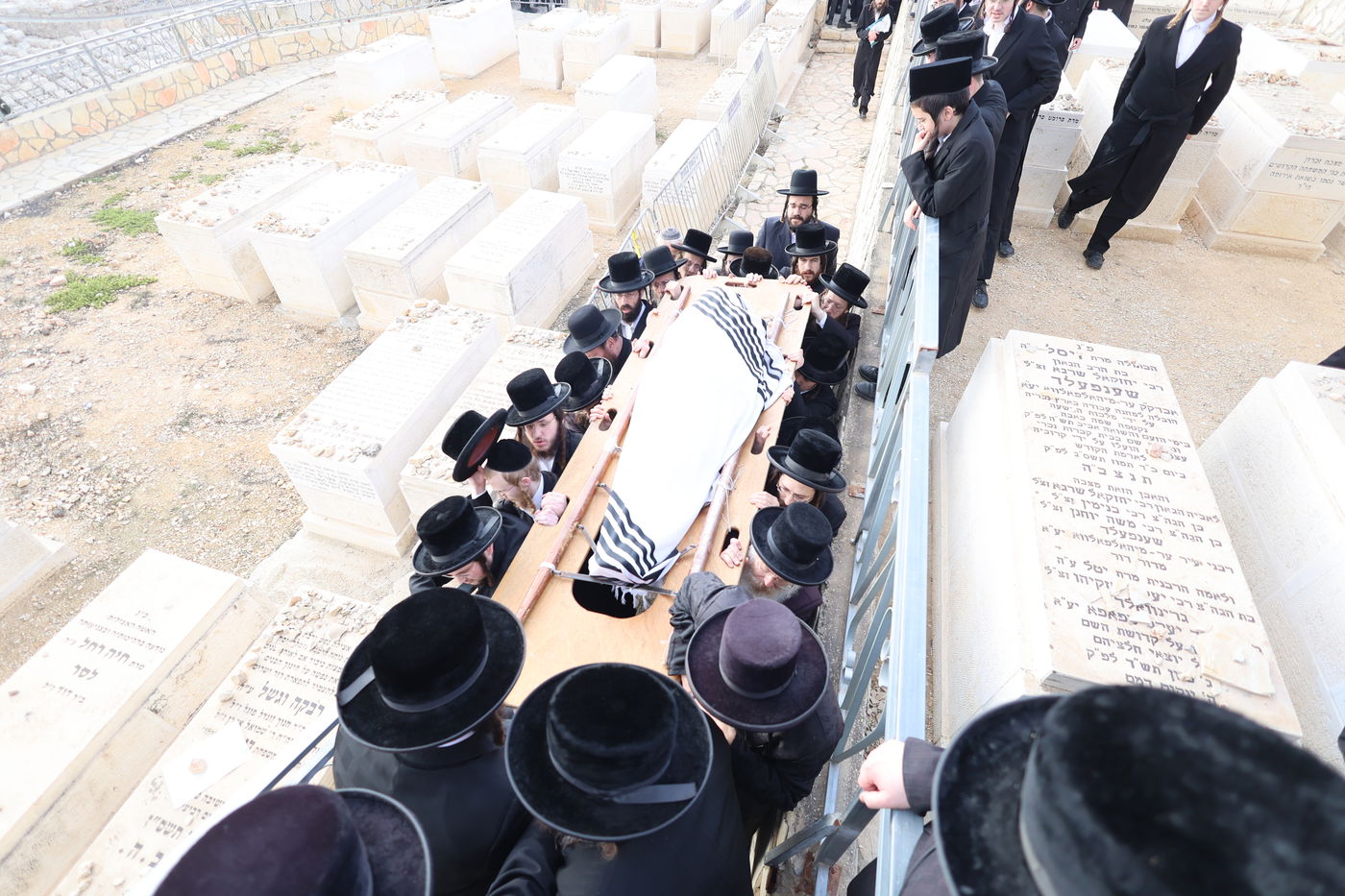 מסע הלויית הגה"צ אב"ד ערלוי ביתר זצ"ל