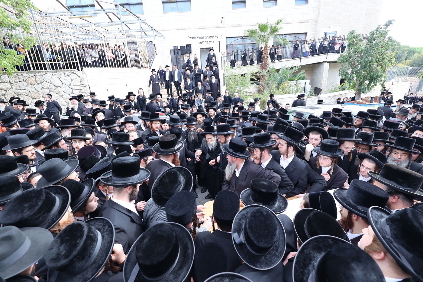 מסע הלויית הגה"צ אב"ד ערלוי ביתר זצ"ל