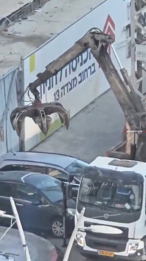 הריסה יזומה של רכבים בבני ברק