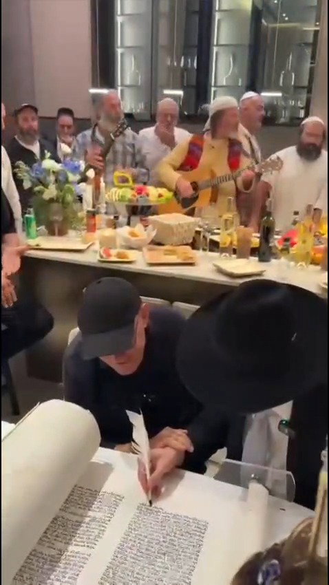 שלומי שבת מכניס ספר תורה