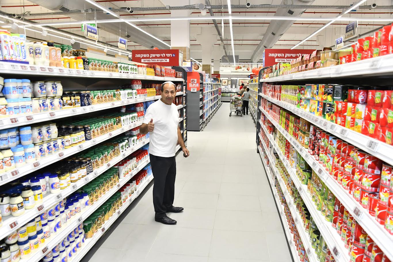 התרגשות שיא בנתניה בפתיחת סניף מהדרין של רמי לוי