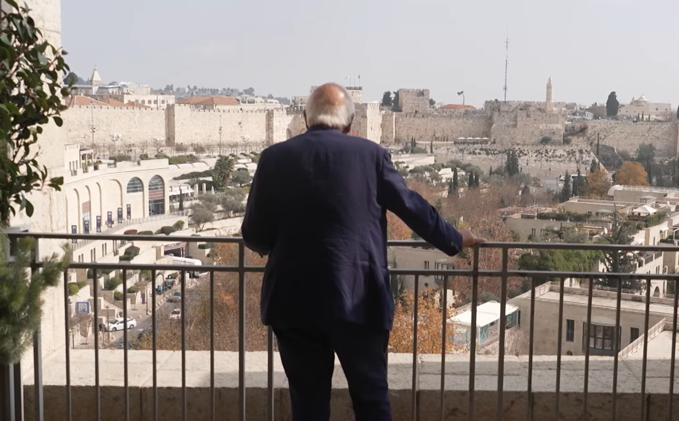 משה ספדיה משקיף על ממילא בירושלים