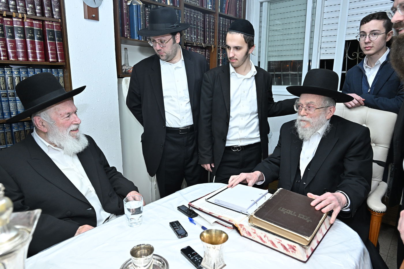 הגר"י זילברשטיין בביקור אצל גיסו הגאון רבי בנימין דוד אלישיב 