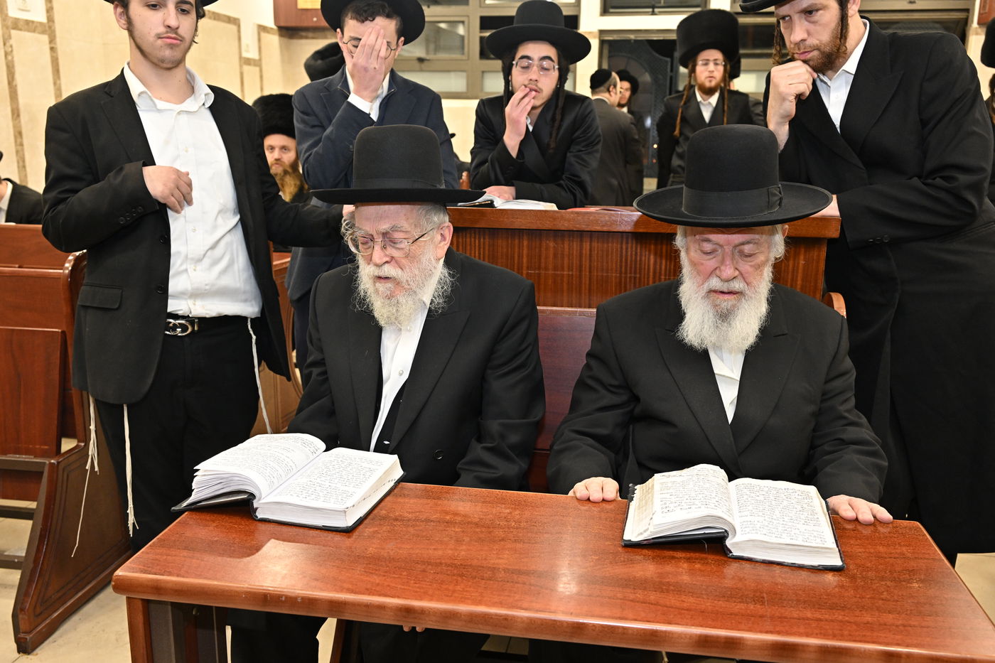 הגר"י זילברשטיין בתפילת ערבית עם גיסו הגאון רבי בנימין דוד אלישיב 