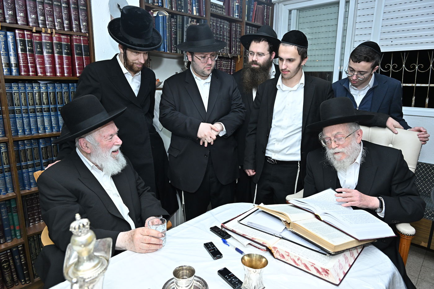 הגר"י זילברשטיין בביקור אצל גיסו הגאון רבי בנימין דוד אלישיב 