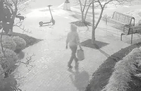 החשוד מניח את המטענים