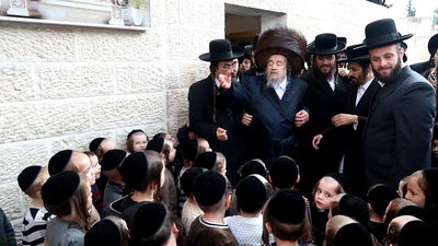הגה"צ רבי יעקב מאיר שכטר מברך את ילדי ירושלים