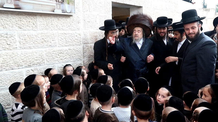 הגה"צ רבי יעקב מאיר שכטר מברך את ילדי ירושלים