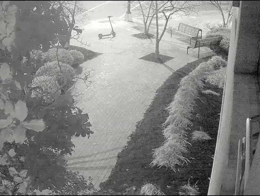 החשוד מניח את המטענים