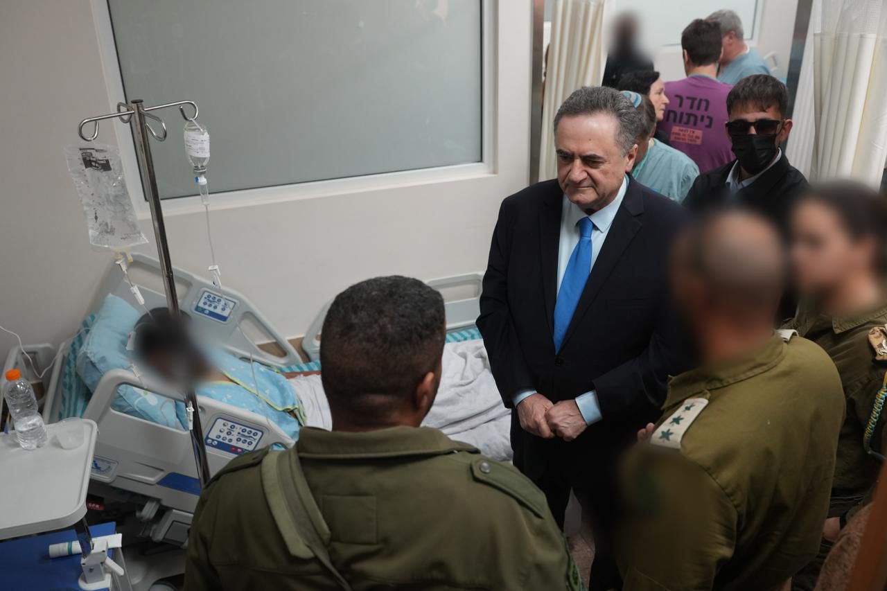 השר כ"ץ בביקור הפצועים