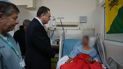 שר הביטחון ביקר את הפצועים מעזה והבטיח: "נשמיד את כל יכולות חמאס"