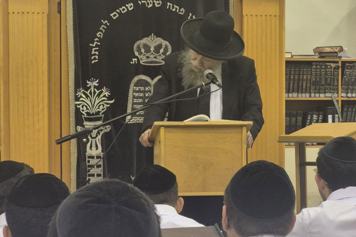 הגאון רבי אביעזר פילץ בהיכל ישיבת באר יצחק טלזסטון