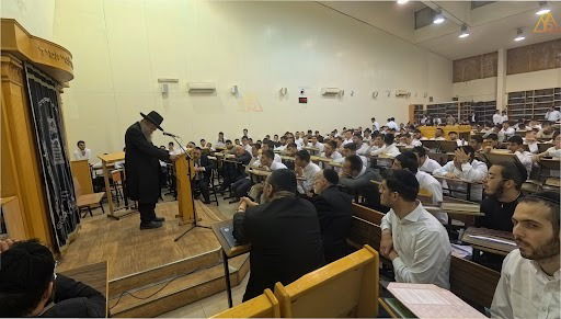 הגאון רבי אביעזר פילץ בהיכל ישיבת באר יצחק טלזסטון