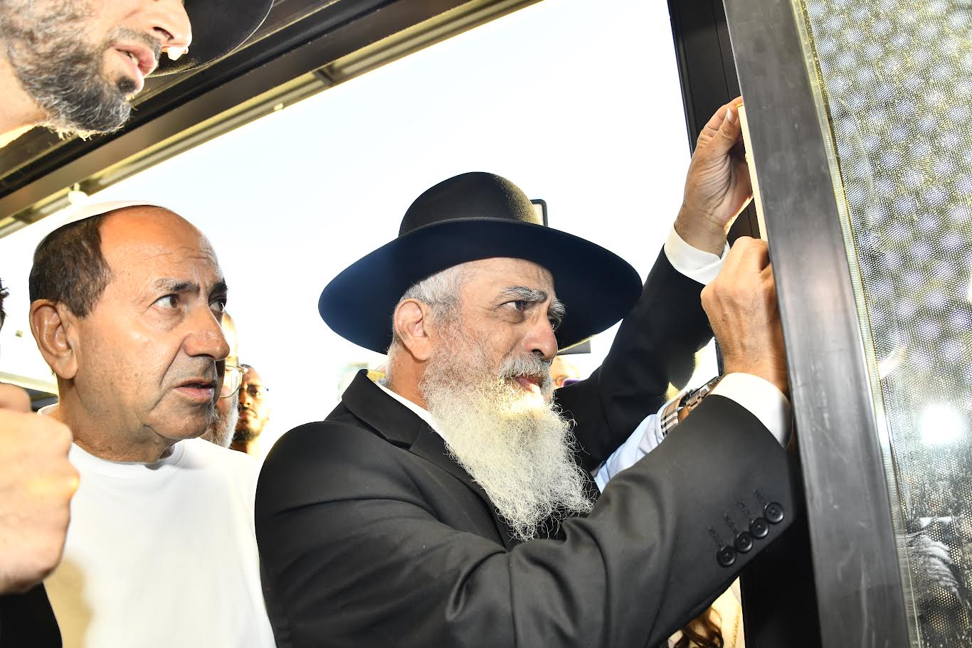 התרגשות שיא בנתניה בפתיחת סניף מהדרין של רמי לוי