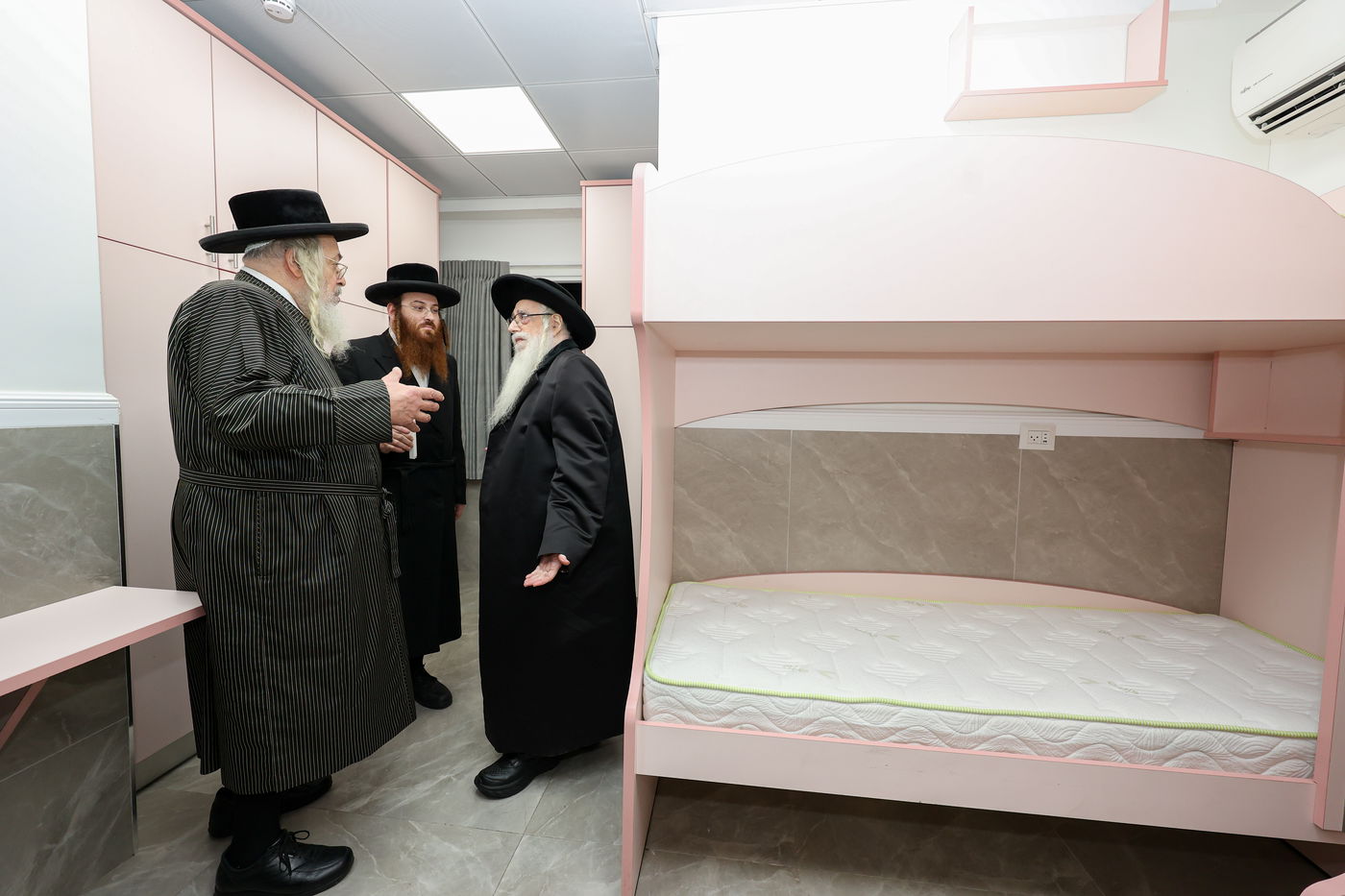 האדמו"ר מצאנז בביקור בבית לפליטות