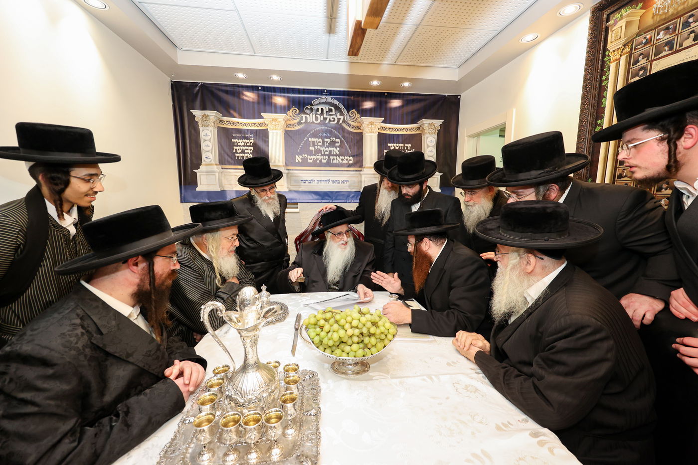 האדמו"ר מצאנז בביקור בבית לפליטות