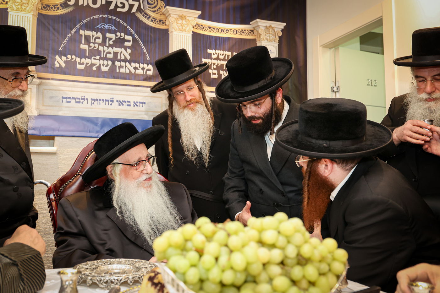 האדמו"ר מצאנז בביקור בבית לפליטות