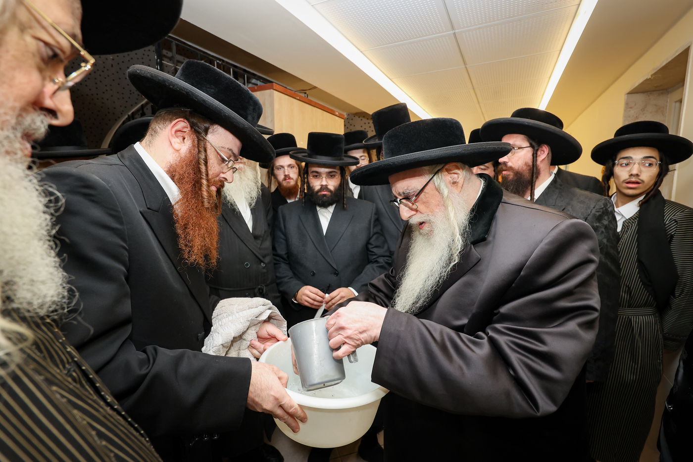 האדמו"ר מצאנז בביקור בבית לפליטות