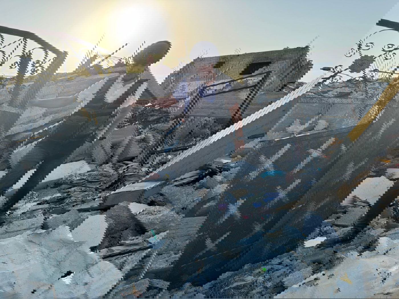 על הריסות רצועת עזה, היום