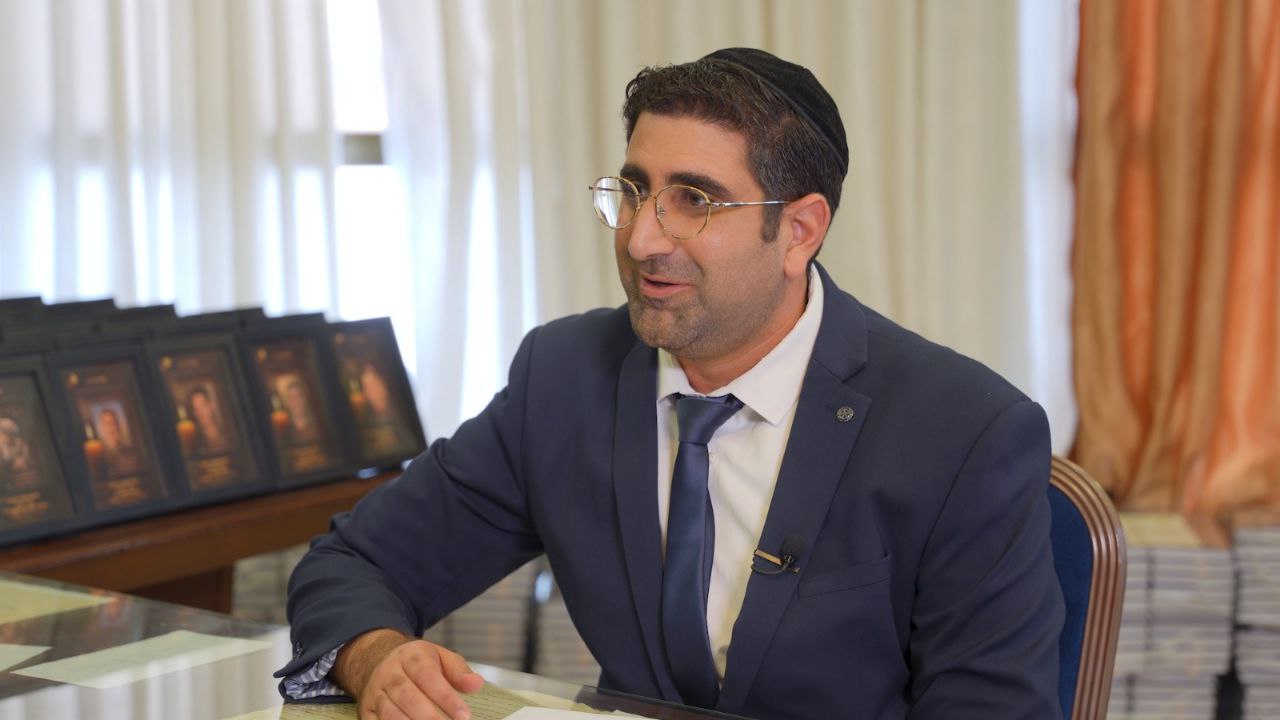 יוסי עבדו במהלך הריאיון