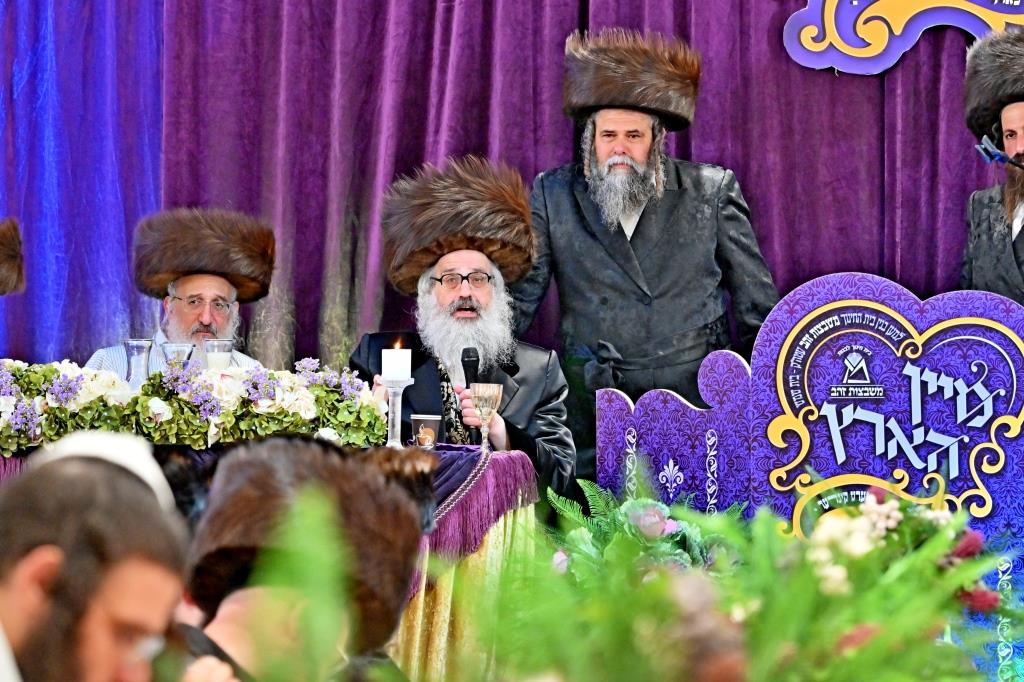 האדמו"ר מויז'ניץ בית שמש נואם במעמד