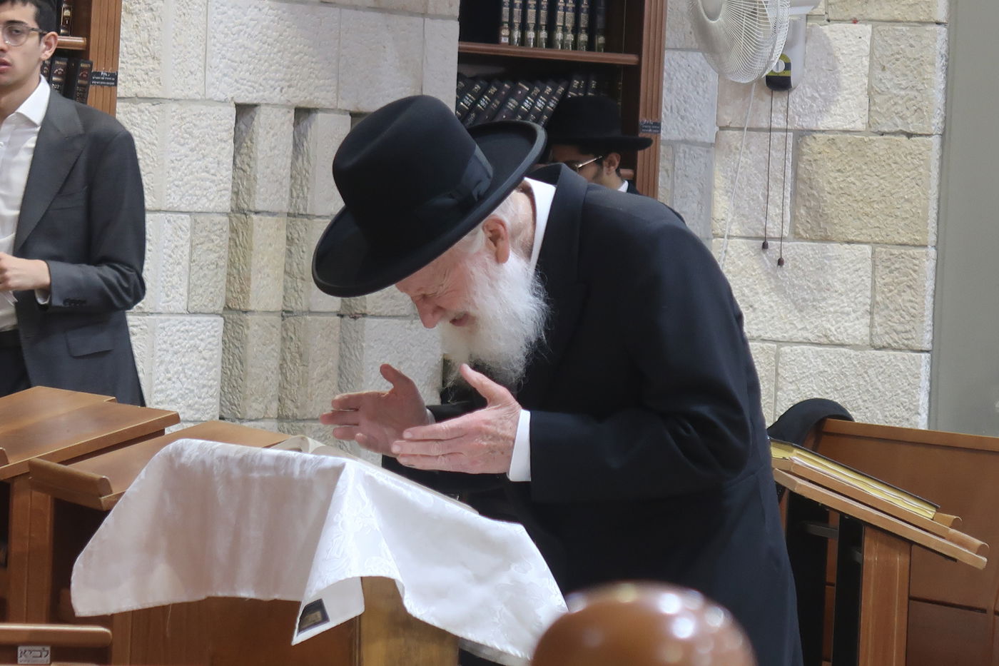  מוצאי שב"ק אצל הגאון רבי שמואל בצלאל