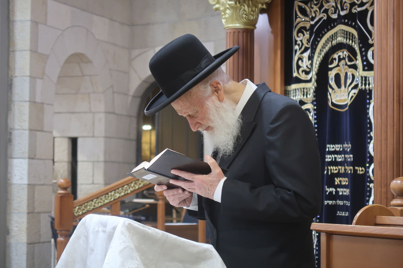  מוצאי שב"ק אצל הגאון רבי שמואל בצלאל