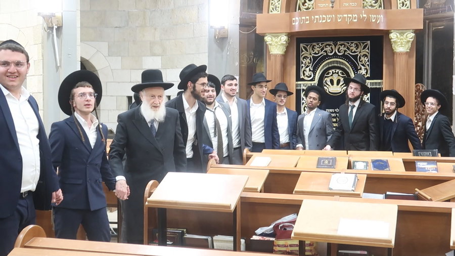  מוצאי שב"ק אצל הגאון רבי שמואל בצלאל