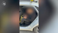 "תפתח מאחורה": זה מה שגילו השוטרים בחלק האחורי של המונית | צפו