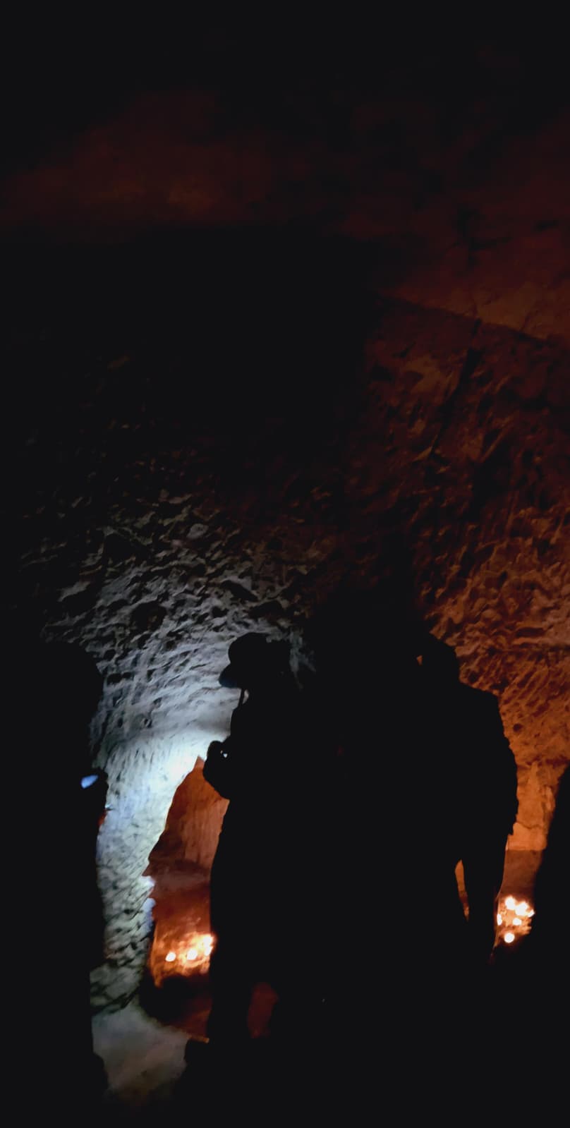 חרדים מתפללים בליל שישי יארצייט רבי יהודה הנשיא במערת הקבורה בבית שערים