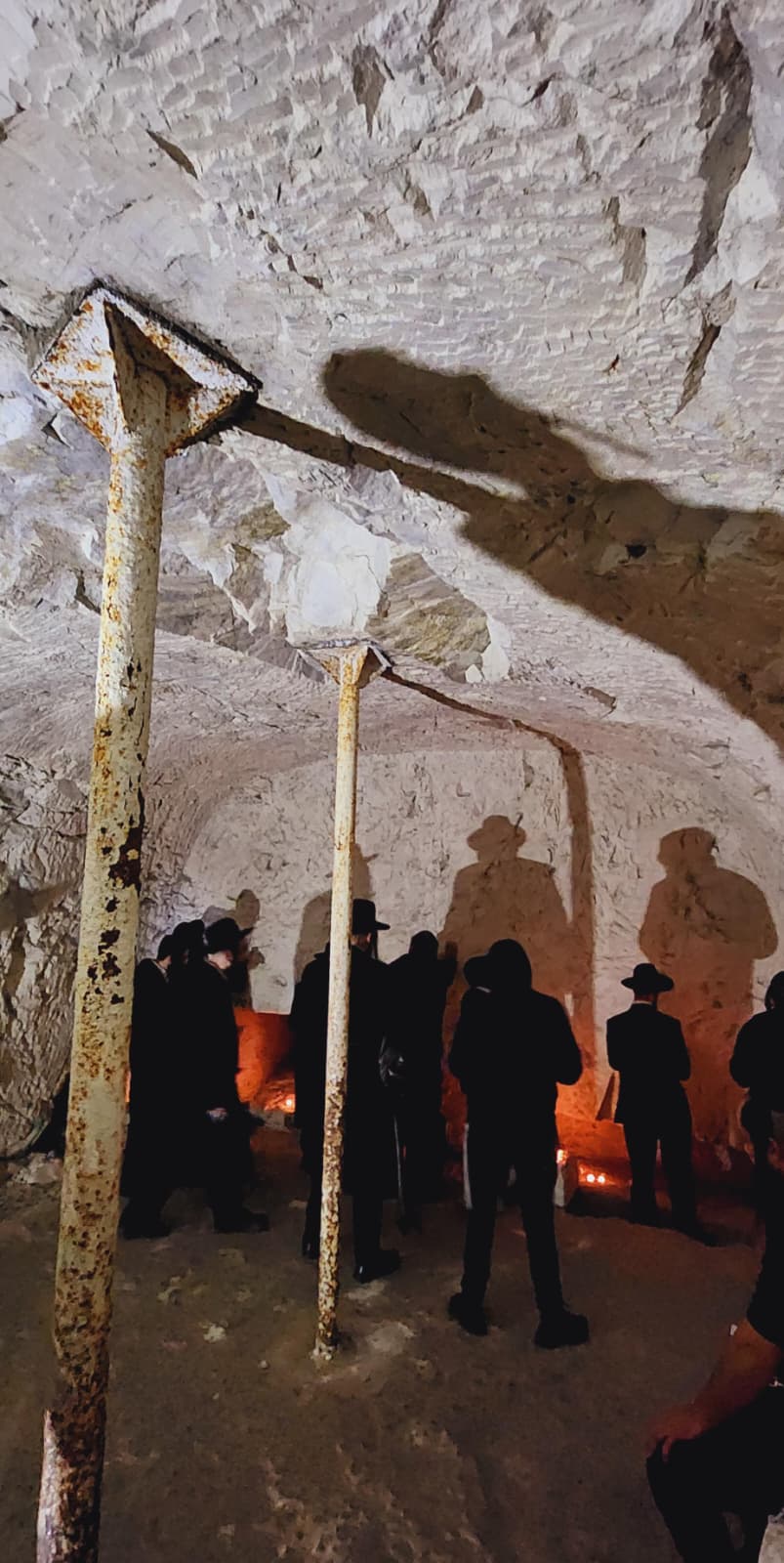 חרדים מתפללים בליל שישי יארצייט רבי יהודה הנשיא במערת הקבורה בבית שערים