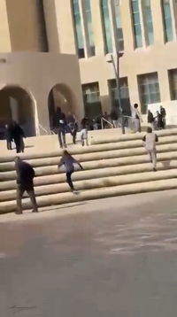 אין חוק: קטטה פרצה במדרגות בית המשפט בבאר שבע - שני פצועים קשה | תיעוד