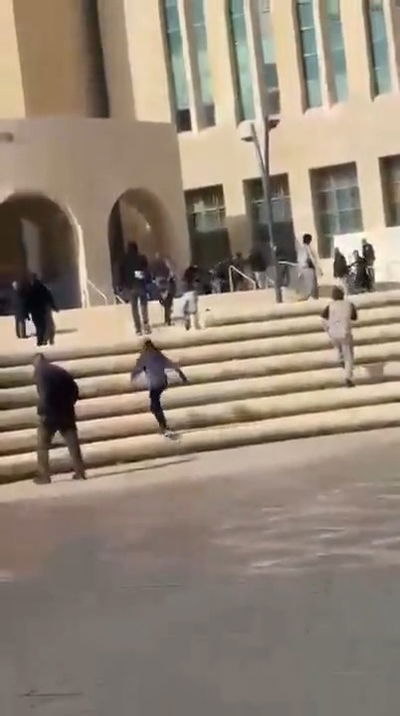 אין חוק: קטטה פרצה במדרגות בית המשפט בבאר שבע - שני פצועים קשה | תיעוד