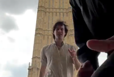 המצלמה תיעדה: תייר ביצע סלפי בטיול בלונדון - והטלפון נגנב תוך כדי הצילום | צפו