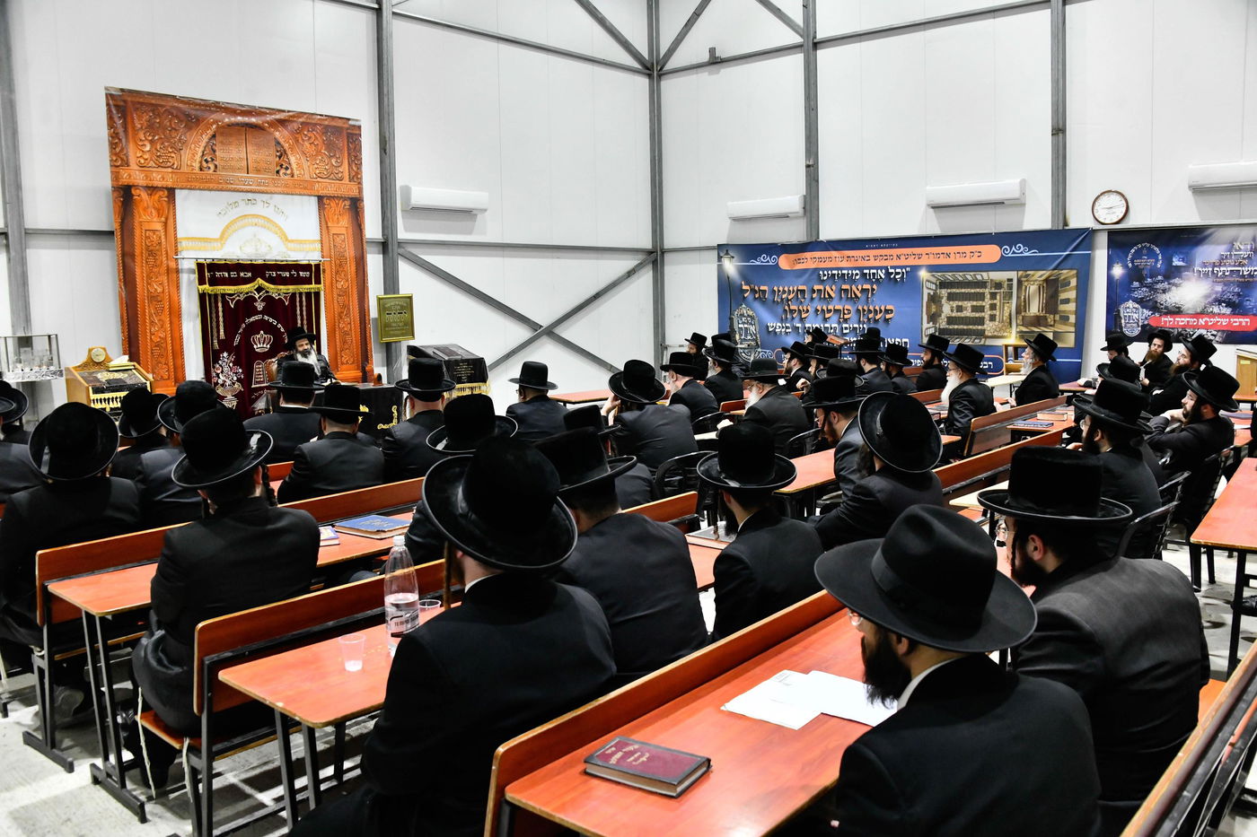 האדמו"ר מזוטשקא בשיחת הכנה לחנוכה