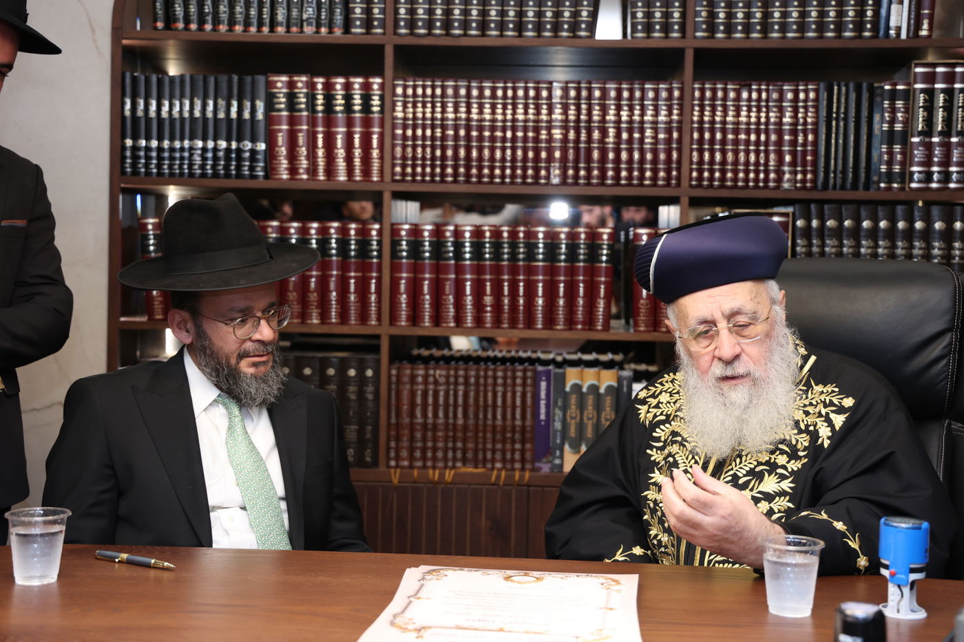 הראשל"צ הגר"י יוסף בחלוקת התעודות