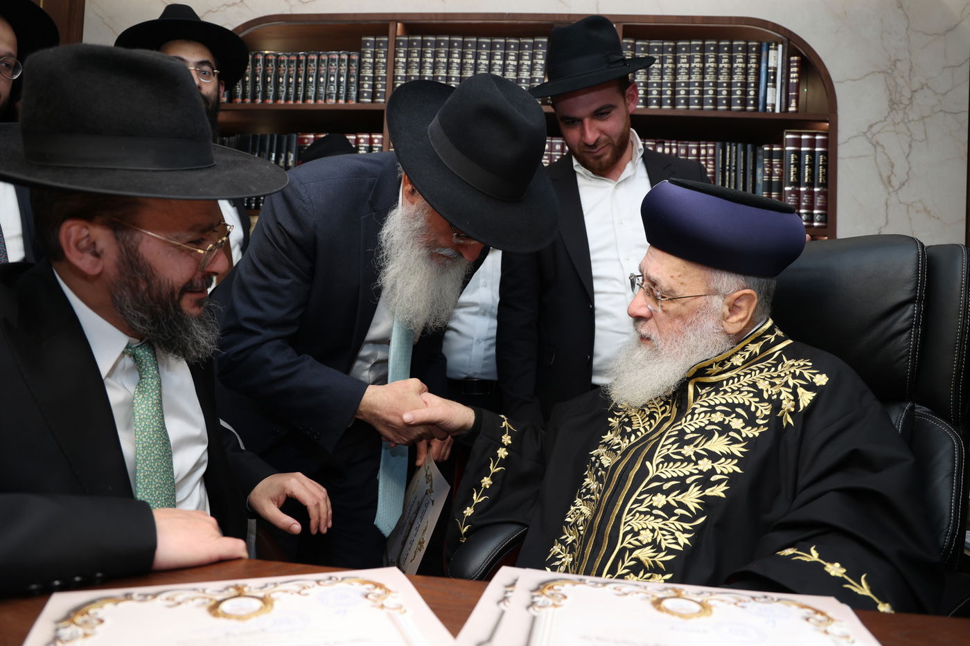 הראשל"צ הגר"י יוסף בחלוקת התעודות